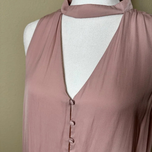 ASTR THE LABEL Blush V Neck Silky Blouse Tank Top - Size Large - Picture 3 of 8